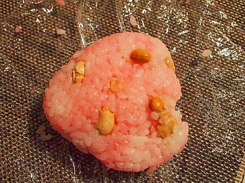 ピンク色♪　セコうま煎り大豆おにぎり